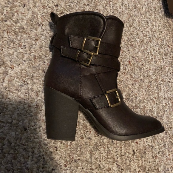 Shoes - 8 dark brown bootie